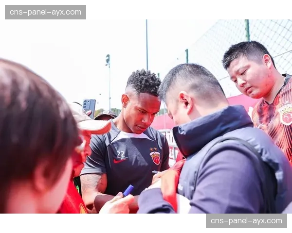 NCAA赛场现温情一幕：对手球员搀扶抽筋球员下场获全场掌声。