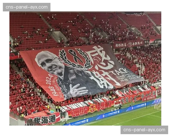 特写:大雨滂沱,工体北看台球迷始终站立助威 特写:大雨滂沱,工体北看台球迷始终站立助威
